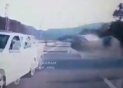 Полет "Камри" по дороге на Красную Поляну из Сочи попал на видео