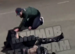 Бородач напал с кулаками на девушек в центре Краснодара