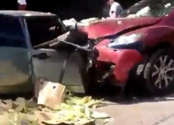 Спасателям пришлось вызволять водителя из автомобиля после аварии на Кубани