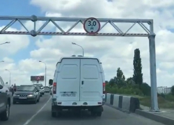 На Яблоновском мосту Краснодара поставили верхние рамы против большегрузов