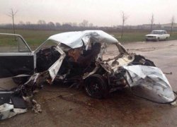 Отечественный автомобиль смяло как консервную банку в ДТП на Кубани