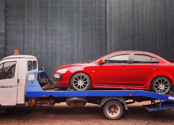 У краснодарки украли элитный автомобиль Jaguar с помощью эвакуатора