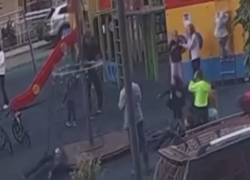 В Краснодаре качель – центрифугу закрепили после ЧП с ребенком на детской площадке