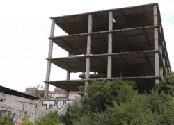 В Краснодаре возводят ограждение вокруг заброшки на Восточно-Кругликовской после падения ребенка