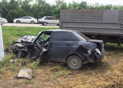 На Кубани пожилой водитель грузовика снес «Приору»