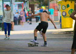 За массовый заезд по центру Краснодара оштрафована группа скейтбордистов