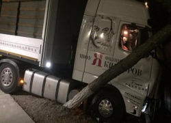 Грузовик с декорациями к шоу Филиппа Киркорова попал в аварию в Геленджике