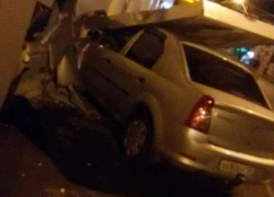 "Корпоративчики начались": в Краснодаре автоледи на "Рено" снесла торговые павильоны