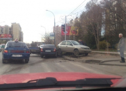 В Краснодаре на ул. Российской столкнулись три автомобиля
