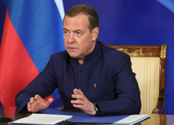 «Видимо, им мало ударов»: Медведев ответил на атаку дрона ВСУ на российский танкер в Керченском проливе