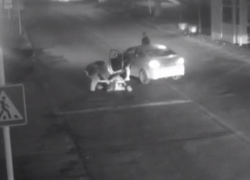 В Кореновске парень кидался на чужие машины и избил полицейских