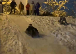 Жители Краснодара устроили снежную горку из памятника погибшим в ВОВ 