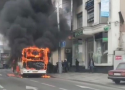 В Краснодаре во время движения загорелась маршрутка 