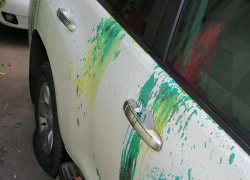 В Краснодаре хулиганы облили зеленкой и прокололи шины джипа пенсионерки 