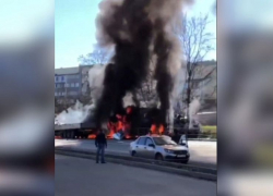 Два большегруза загорелись после жесткого столкновения в Джубге - видео