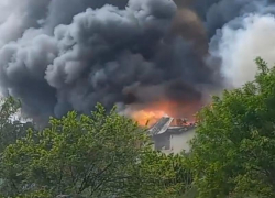 В Краснодарском крае мощный пожар охватил гостиницу