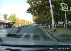Краснодарский мальчик чудом спасся на зебре от автохама
