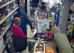 Приобнял и ограбил: в Краснодаре мужчина совершил нападение на магазин, угрожая гранатой