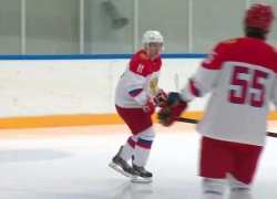 В Сочи Путин сыграл в хоккей на рождественских каникулах