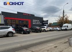 В Краснодаре образовались гигантские очереди авто на шиномонтаж