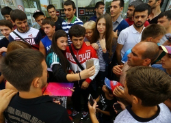 Серебряного призера Гедуева встретили с кубанским караваем в Краснодаре