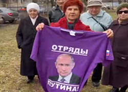 Краснодарские бабки из "Отряда Путина" пообещали подарить майку с президентом за сожжение "Леопардов"