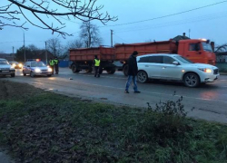 В Тбилисском районе пьяный тракторист наехал на двух пешеходов