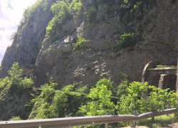 Появились фото с горного ущелья в Сочи, где погиб 11-летний мальчик