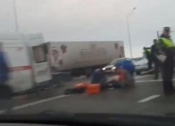 На пешеходном переходе на трассе под Краснодаром легковушка сбила двух женщин 