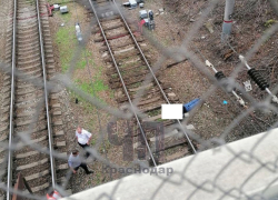 Полиция устанавливает личность обезглавленного поездом под мостом в Краснодаре мужчины