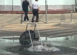 Новый фонтан в Краснодаре устраняют коммунальщики