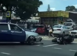 В Сочи не поделивших дорогу полицейских и байкера сняли на видео