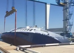 Рухнул на бок во время спуска теплоход в Анапе