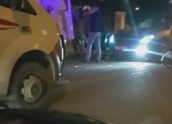 В Краснодаре водитель на BMW сбил мать с ребенком, женщина погибла 