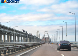 На Крымском мосту остановили машины из-за авиационной опасности 