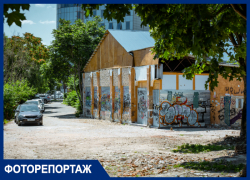 Мусор, граффити и парковка: в Краснодаре руины кафе «Карасун» портят Дмитриевский сквер