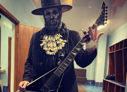 Гитарист Limp Bizkit выступил в Краснодаре со сломанной рукой