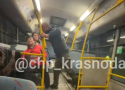 Неадекват ударил кулаком в лицо кондуктора автобуса в Краснодаре