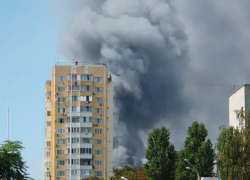  Сильный пожар вспыхнул на рынке в Краснодаре 