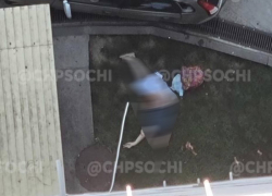 В Сочи женщина погибла после падения с балкона 