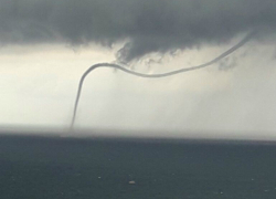 Страшный смерч в Сочи во время ливня сняли на видео