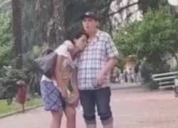 В Сочи уснувшую стоя парочку сняли на видео