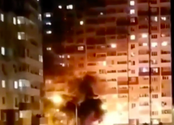 В Краснодаре загорелись две машины и прогремел взрыв: видео