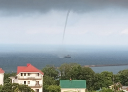 Смерч над морем запечатлели на видео в Краснодарском крае 