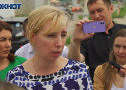 Краснодарский вице-губернатор отправила к застройщикам родителей лишённых мест в школе первоклашек