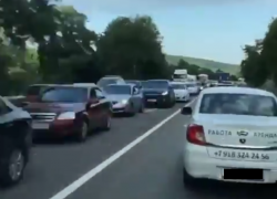 Многокилометровая пробка образовалась от Джубги в сторону Краснодара