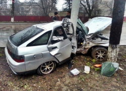 ВАЗ разорвало напополам при ударе в столб на Кубани