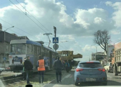 Трамвай протаранил автокран в Краснодаре: пострадали пассажиры