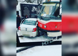 В Краснодаре таксист влетел в трамвай