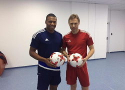 Легенды футбола опробовали поле стадиона «Фишт»